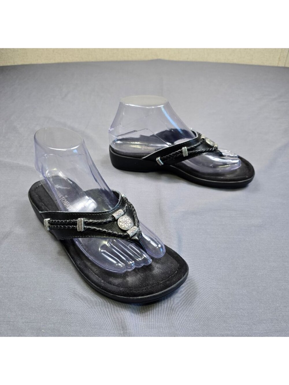 Minnetonka Size 7 Silverthorne Sandals Black Leather Flip Flop Southwest Boho